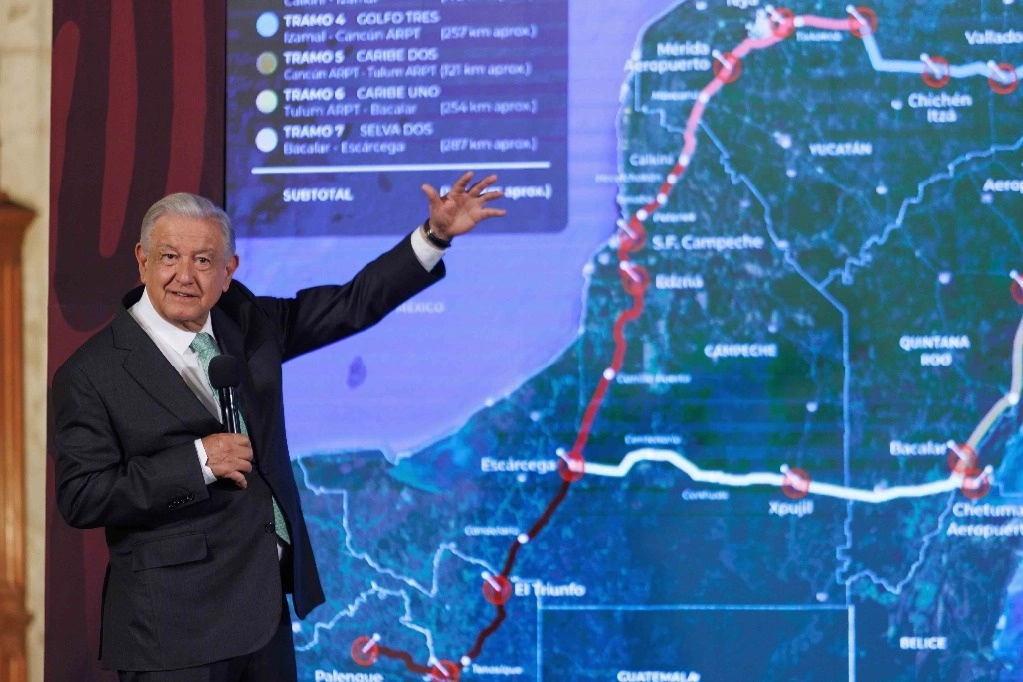 El presidente Andrés Manuel López Obrador da detalles sobre la continuidad de los trabajos del Tren Maya, durante la conferencia matutina desde Palacio Nacional, el 23 de julio de 2024. Foto cortesía Presidencia

