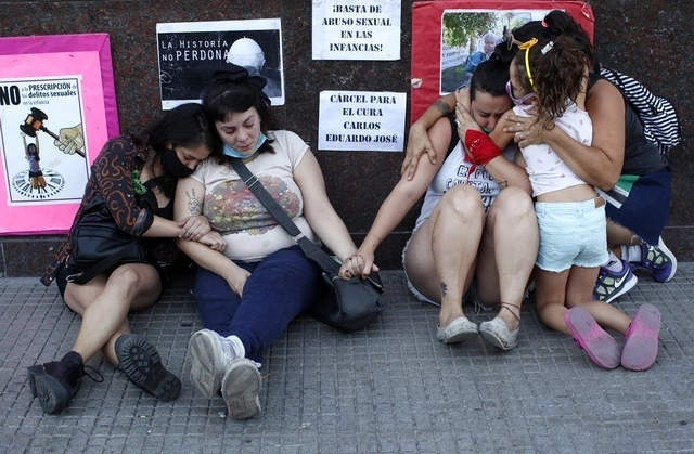 Mujeres se abrazan luego de que un tribunal argentino absolvió de abuso sexual de una menor al ex cura Carlos Eduardo José, en San Martín, Argentina, el 9 de marzo de 2021. Foto Ap