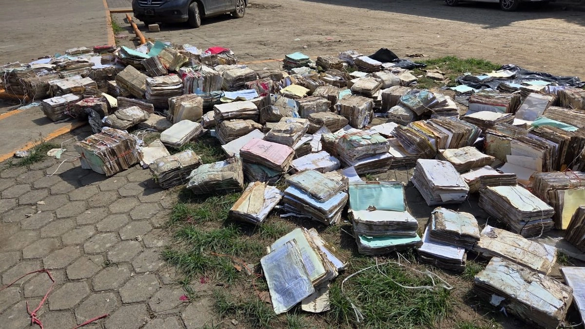 Carpetas de investigación afectadas por las lluvias e inundaciones al norte de Veracruz son secadas al sol en la vía pública, en las inmediaciones de la FGE en Álamo de Temapache. Foto 