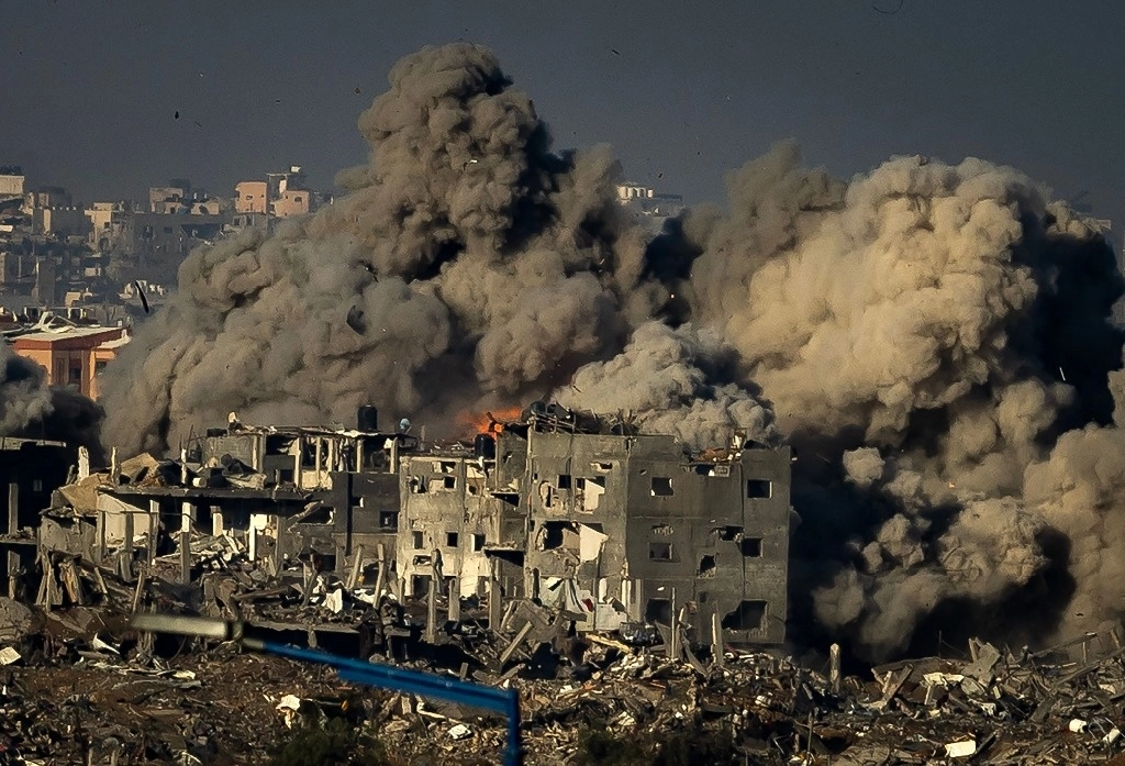 El humo se eleva durante un bombardeo militar israelí en el norte de la Franja de Gaza, en medio de las batallas en curso entre Israel y el grupo palestino Hamás. Foto Afp