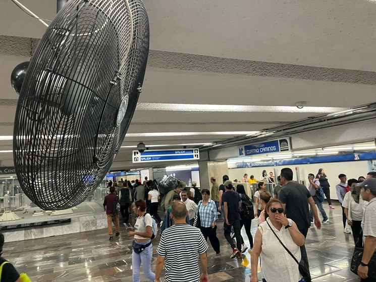 Ventiladores se encuentran prendidos en la estación del Metro Zócalo, para menguar las altas temperaturas dentro de las instalaciones, en la Ciudad de México, el 19 de junio de 2023. Foto María Luisa Severiano



