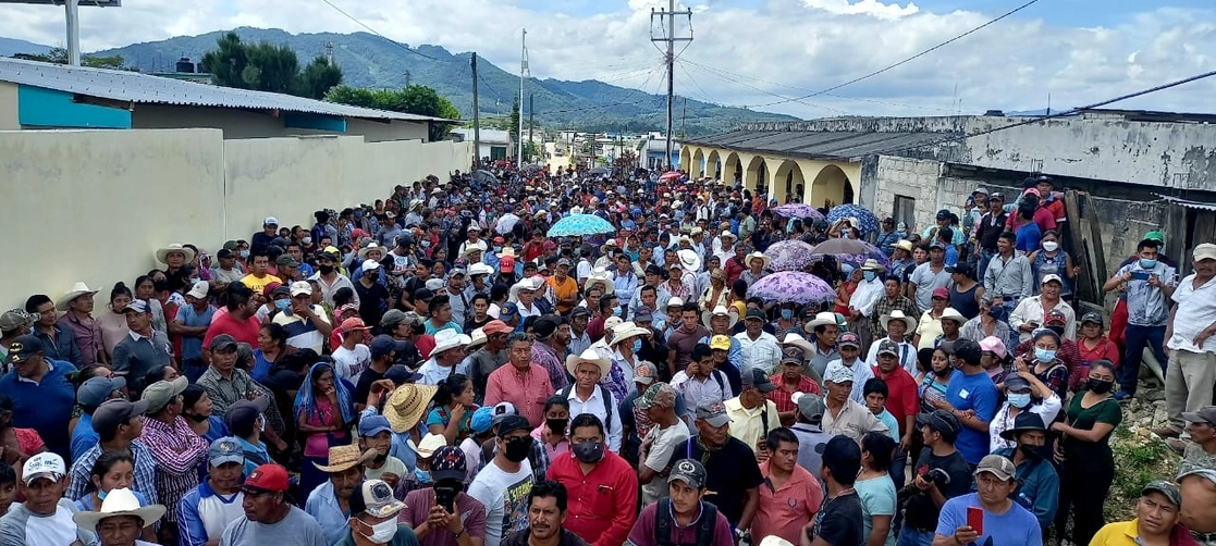 En una asamblea efectua-da el 24 de septiembre, cientos de habitantes de Altamirano, Chiapas, exigieron inte-grar un concejo municipal, en rechazo a que la localidad sea gobernada por Gabriela Roque Tipacamú, del Partido Verde. Foto 'La Jornada'