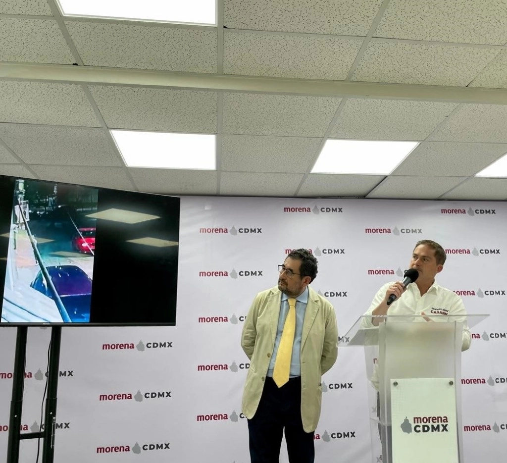 Javier López Casarín, candidato de Morena en Álvaro Obregón (derecha) y el senador, César Cravioto. Foto Roberto García Ortiz