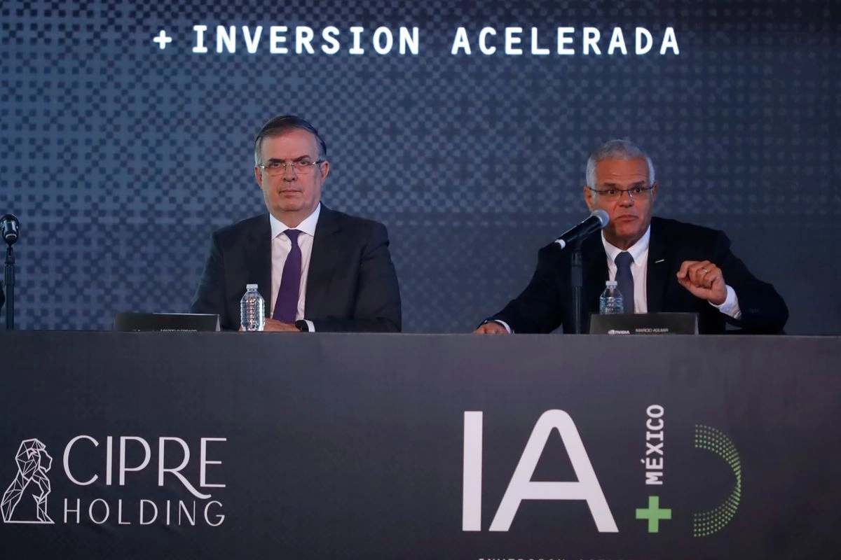 El Secretario de Economía, Marcelo Ebrard y el Director de Enterprise Nvidia, Marcio Aguiar, ofrecen conferencia de prensa con el tema México IA + Inversion Acelerada, en el Jardin de eventos de la Expo Santa Fe, el 29 de julio de 2025. Foto

