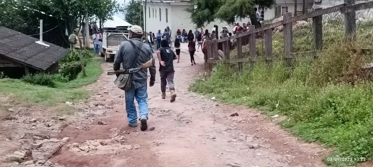 Campesinos vigilan las calles del poblado de Linda Vista, municipio de San Miguel Totolapan, Guerrero, para impedir la incursión de integrantes de ‘La familia michoacana’. Foto Sergio Ocampo Arista