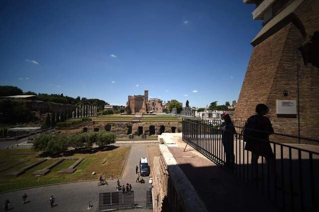 Vista del Templo de Venus y Roma desde el Coliseo que se abrió este 1 de junio. Foto Afp