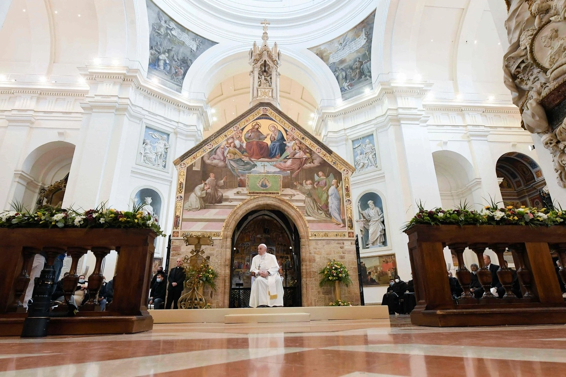 El Papa llamó a "devolver la palabra" a los más necesitados, durante una breve visita a la ciudad de San Francisco de Asís, con ocasión de la jornada mundial de los pobres, el 12 de noviembre de 2021. Foto Vatican Media vía Afp