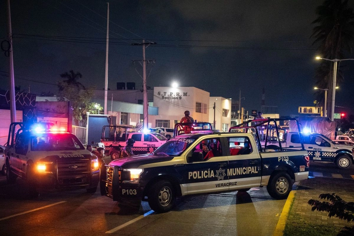 Las primeras versiones de las autoridades señalan que sujetos armados dispararon contra una patrulla de la Policía de Tránsito en El Espinal, Veracruz, matando al elemento de seguridad e hiriendo a otra persona; los sujetos huyeron en una motocicleta. Foto 