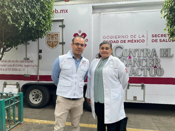 Adrián González Noriega y Blanca Carrillo Campos, líder y responsable respectivamente, del Programa de Cáncer en la Ciudad de México. Foto Laura Gómez Flores