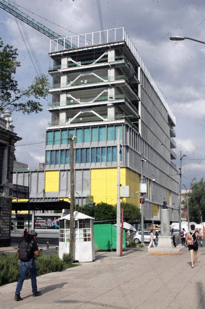 Una semana después de las elecciones presidenciales, la entrada de capital extranjero a México ascendió a 3 mil 580 millones de pesos. En la imagen, una construcción comercial en la esquina de Insurgentes Centro y Av. Mexico Tenochtitlan - Antes Tacuba-. Foto Roberto García
