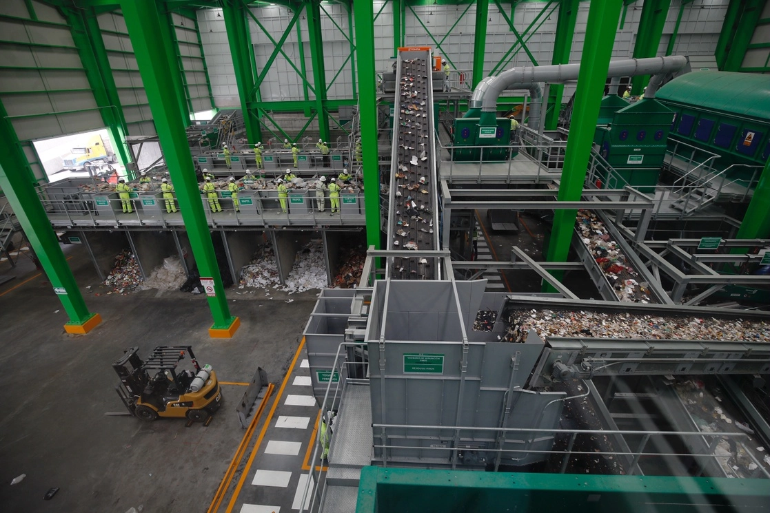 El Gobierno de la Ciudad de México pondrá en operación la Estación de Transferencia y Planta de Selección de residuos sólidos, con capacidad para recibir mil 400 toneladas de desechos al día. Foto Cristina Rodríguez