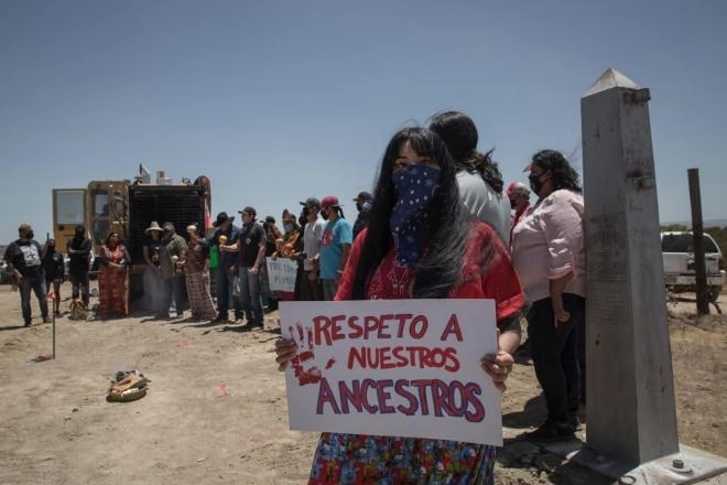 Protesta de los kumiai contra el muro fronterizo entre México y EU. Foto La Jornada Baja California/Omar Martínez