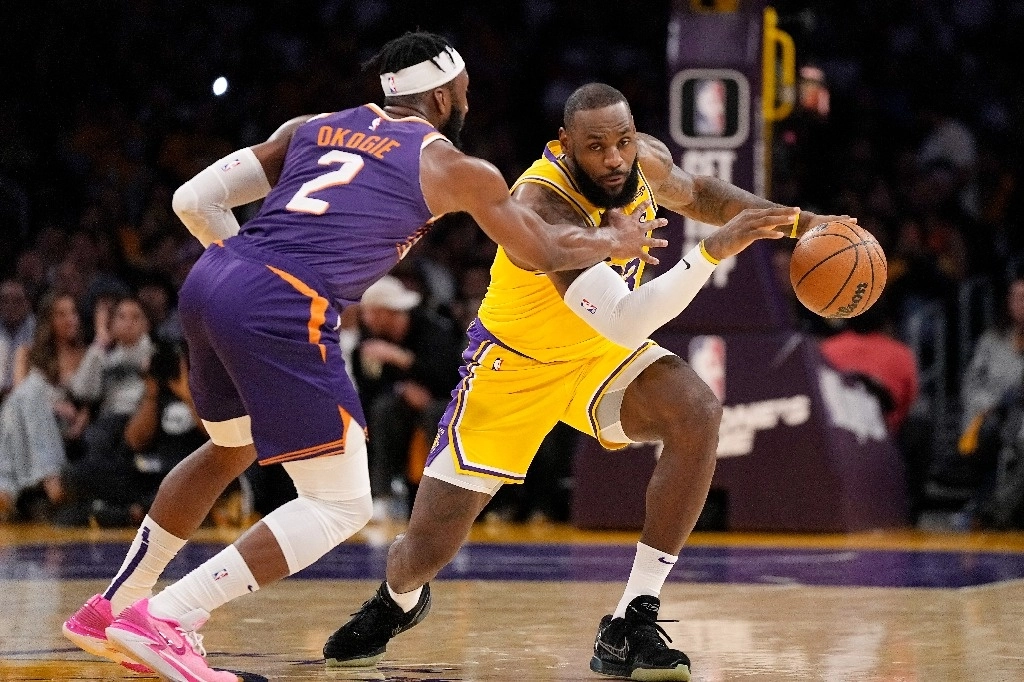 Anthony Davis y LeBron James saltaron a la duela como dos feroces leones y fueron despedidos entre ovaciones por su afición ante el triunfo de los Lakers. Foto Ap