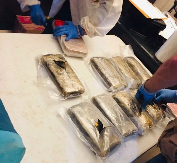 En Baja California personal de la FGR, a través de la SCRPPA, aseguraron 71 mil 565 pastillas de fentanilo, 28 kilos de metanfetamina; 68 kilos de heroína, cuatro armas largas, 133 cartuchos útiles, cuatro cargadores y un vehículo. Foto cortesía de FGR 
