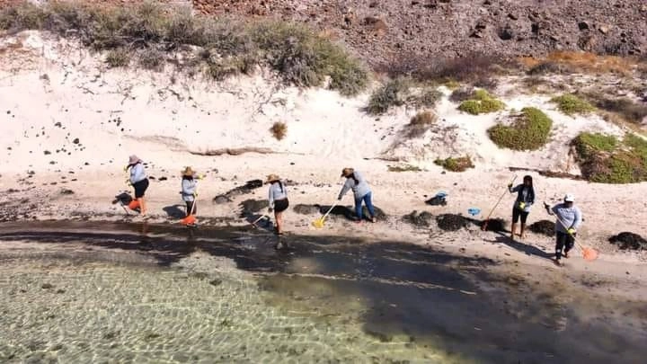Tras el incendio de una embarcación el fin de semana, fue cerrada en Baja California Sur la playa Balandra. Foto cortesía Subsecretaría de Protección Civil de BCS