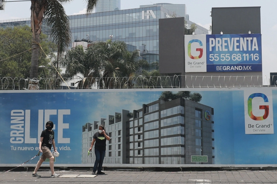 Construcción de un conjunto residencial en Popocatépetl y avenida Universidad, en Benito Juárez. La edificación de inmuebles en la alcaldía se incrementó de manera desorbitada en esta demarcación en la década reciente. Foto Luis Castillo
