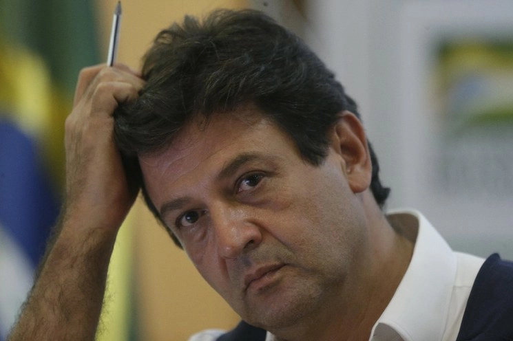 El ministro de Salud de Brasil, Luiz Henrique Mandetta, habla en una conferencia de prensa este martes. Foto Xinhua 
