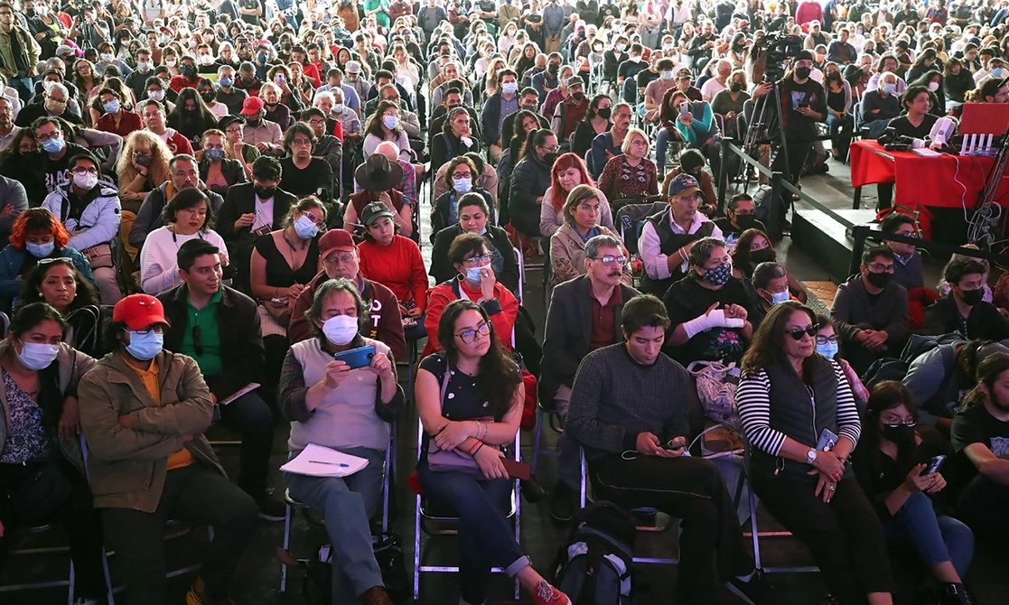 Ante cientos de personas reunidas en el Zócalo de la CDMX, el lingüista estadunidense advirtió que tanto Jair Bolsonaro como el Partido Republicano niegan el calentamiento global, por lo que bloquean todas las medidas para reducir las emisiones de dióxido de carbono que afecten la ganancia. El también activista de 93 años fue entrevistado vía Zoom por el periodista Pedro Miguel en el contexto de la Feria Internacional del Libro, charla que tuvo lugar en la carpa Ricardo Flores Magón. El encuentro librero, donde se exhiben más de 120 mil títulos y participan 400 escritores, músicos y artistas, concluye el próximo 16. Foto María Luisa Severiano 
