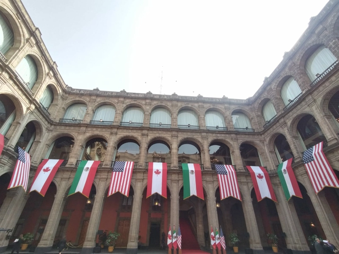 Palacio Central de Palacio Nacional con las banderas de México, Canadá y EU, previo a la recepción oficial de los mandatarios Justin Trudeau y Joe Biden. Foto La Jornada