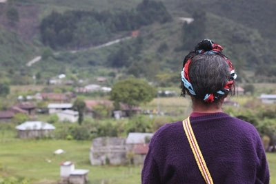 El informe concluye que cualquier esfuerzo de conservación global, incluidos los llamados para proteger y conservar al menos el 30 por ciento de la tierra, el agua dulce y los océanos del mundo para 2030, depende de una fuerte participación y liderazgo de los pueblos indígenas y las comunidades locales y será inalcanzable sin ellos. Foto tomada del sitio https://www.jornada.com.mx/2014/04/19/cam-tierra.html / Archivo