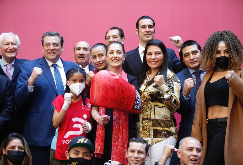 Una epopeya colectiva o un acto masivo de renacimiento después de la pandemia, así conciben la Clase Masiva de Boxeo en la Ciudad de México que buscará romper un récord Guinness el próximo 21 de mayo en el Zócalo. En la imagen, durante el acto de presentación en el Palacio de Ayuntamiento, el 22 de febrero de 2022. Foto Guillermo Sologuren