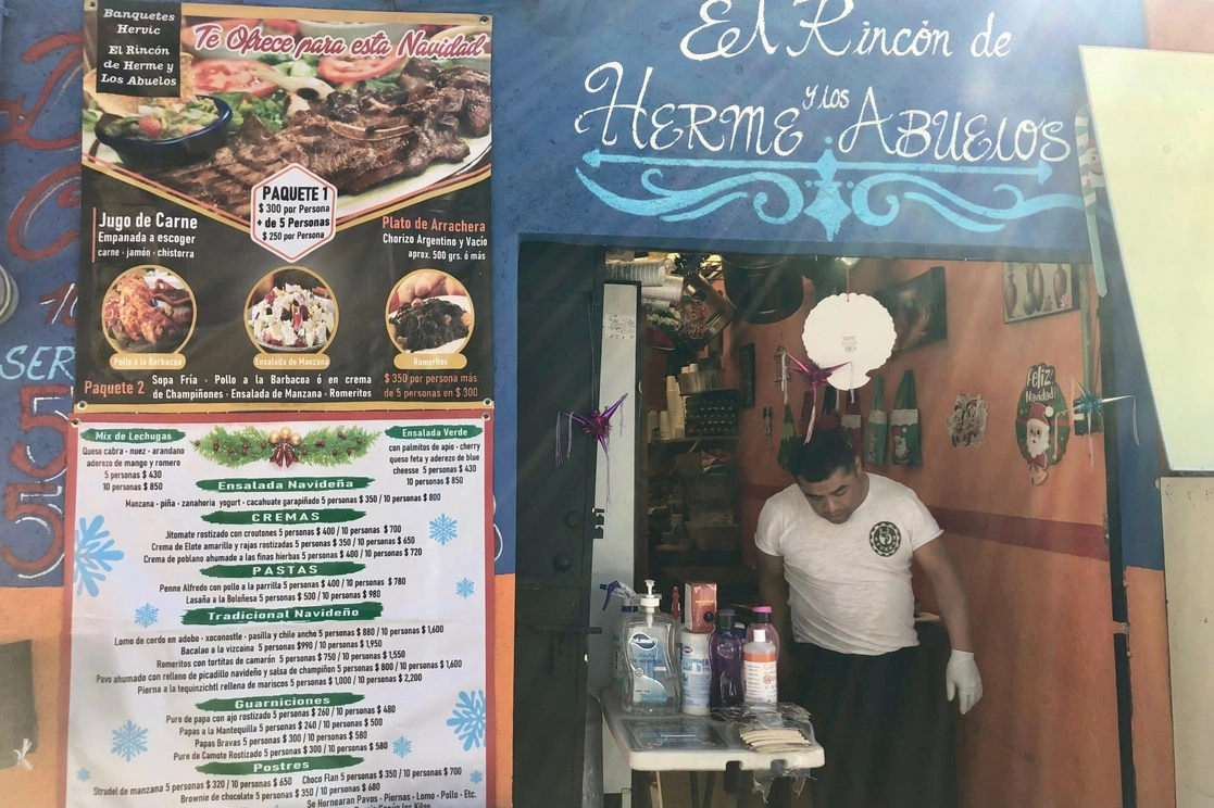 Ante el encarecimiento de muchos de los productos utilizados para preparar el ágape de hoy, capitalinos saturaron tianguis y mercados con el fin de encontrar mejores precios para preparar platillos de la temporada, como bacalao, pavo, romeritos y ensalada de manzana. Foto Luis Castillo