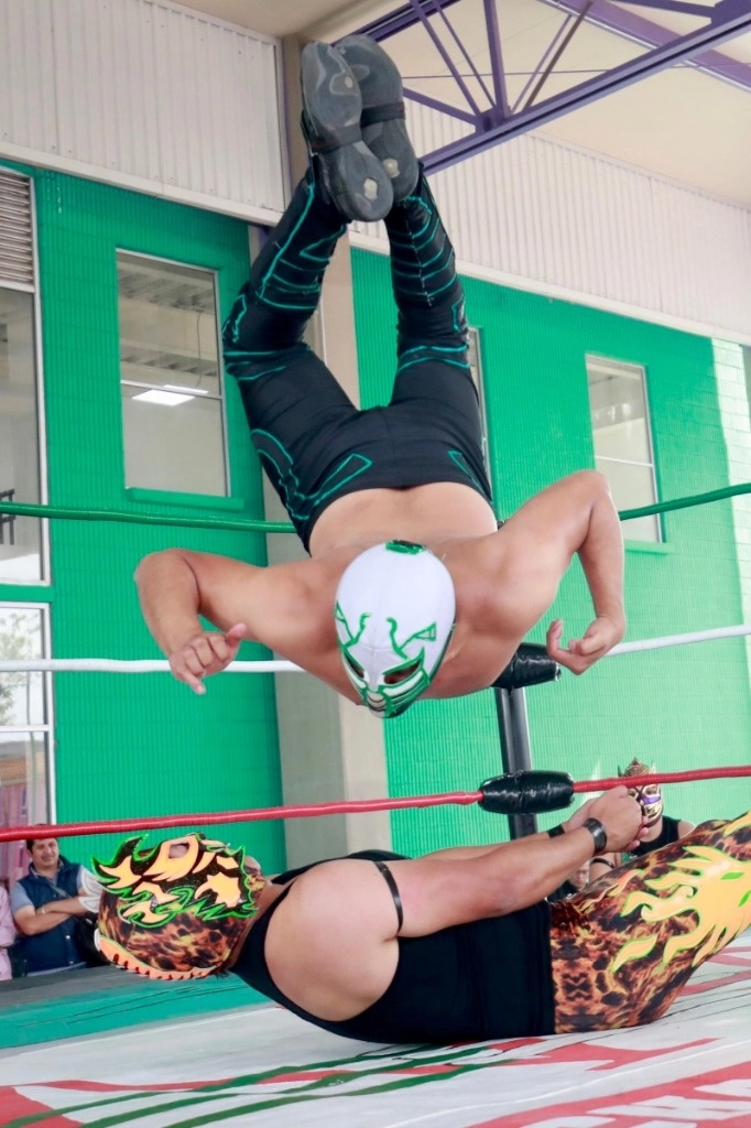 La arena de la Utopía Meyehualco, en Iztapalapa, fue escenario de la competencia de 156 jóvenes en el torneo Lucha por el Barrio, con miras a convertirse en nuevas estrellas de este deporte. Los tres primeros lugares tendrán un premio económico y un contrato en la Lucha Libre AAA Worldwide. Foto Luis Castillo