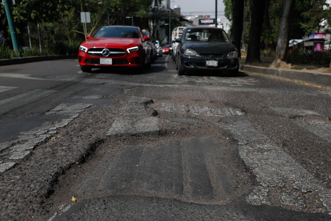 En época de lluvias el número de hoyos aumenta; automovilistas y motociclistas deben poner atención al manejar.