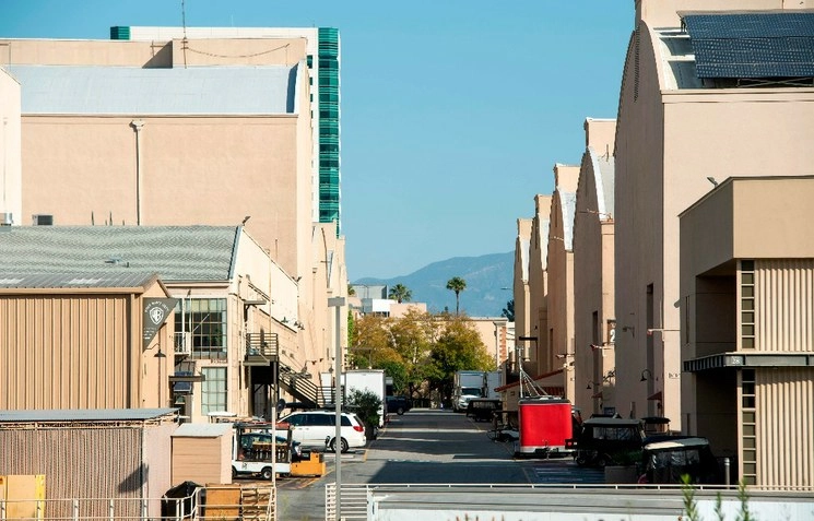 Una calle vacía entre sets en el lote de Warner Bros. durante la crisis de Covid-19, en Burbank, California, el 2 de abril de 2020. Foto Afp