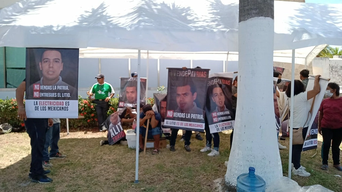 Ciudadanos afines a Morena y MC piden a los diputados federales del PRI "no traicionar la patria" y votar a favor de la reforma eléctrica de AMLO, el 14 de abril de 2022. Foto ‘La Jornada’