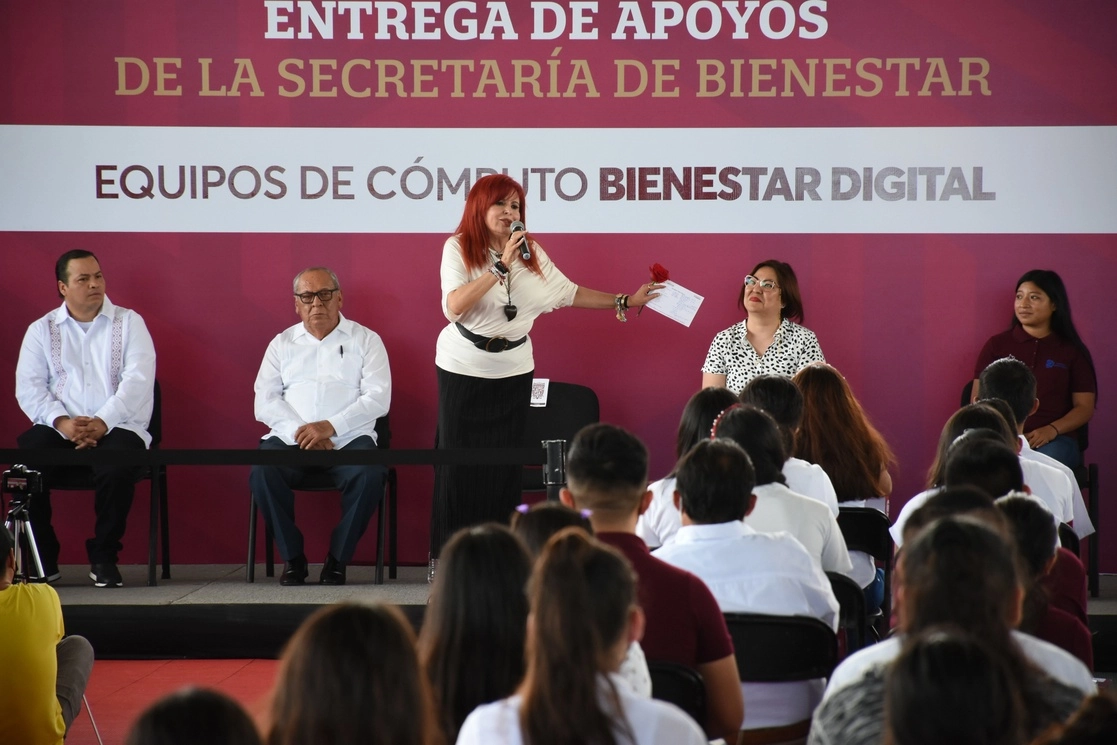 Sansores San Román entregó 400 equipos de cómputo a igual número de estudiantes de nivel medio superior y superior de los 13 Municipios. Foto La Jornada