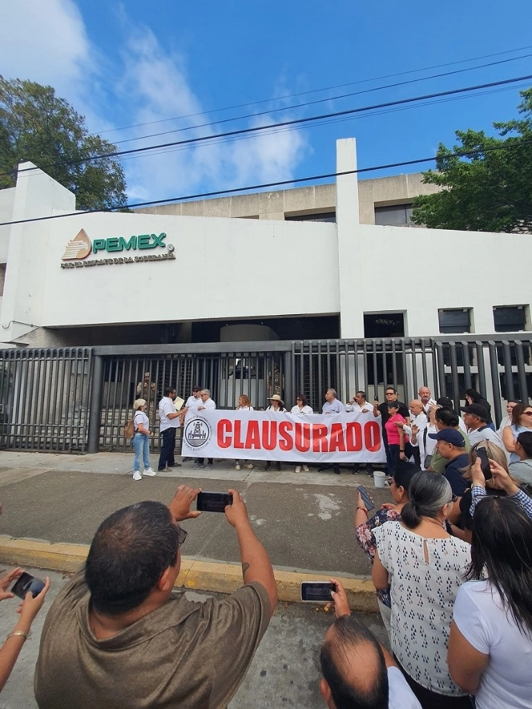 Trabajadores de empresas que prestan servicios a Pemex clausuraron de manera simbólica las oficinas de la petrolera en Ciudad del Carmen, Campeche. Foto 'La Jornada'