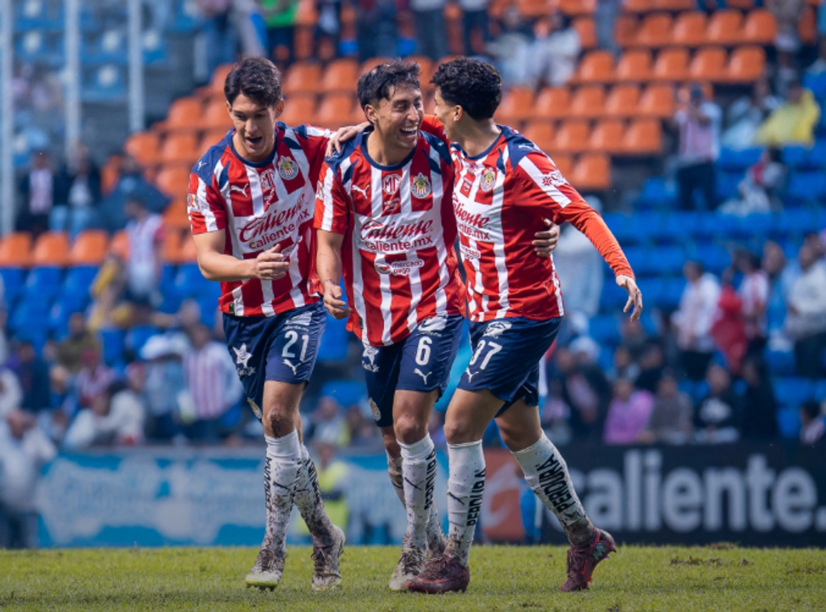 El partido que había sido programado en un inicio para el viernes debió ser pospuesto para el sábado debido una tormenta que agravó el estado de la cancha del Cuauhtémoc, la cual no había logrado recuperarse desde que se realizó el 12 de septiembre el concierto de Shakira. Foto 