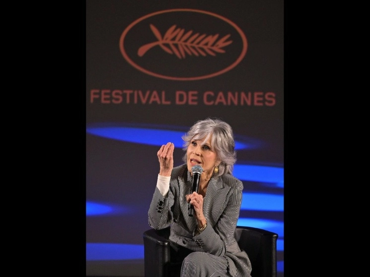 La actriz estadunidense, Jane Fonda, ganadora de dos Óscar durante una charla magistral en la 76 edición del Festival de Cine de Cannes. Foto Afp





