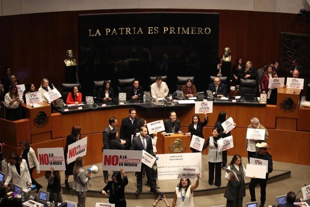  Los opositores hicieron todo lo posible por reventar la sesión al tomar la tribuna del recinto. Foto de Yazmín Ortega