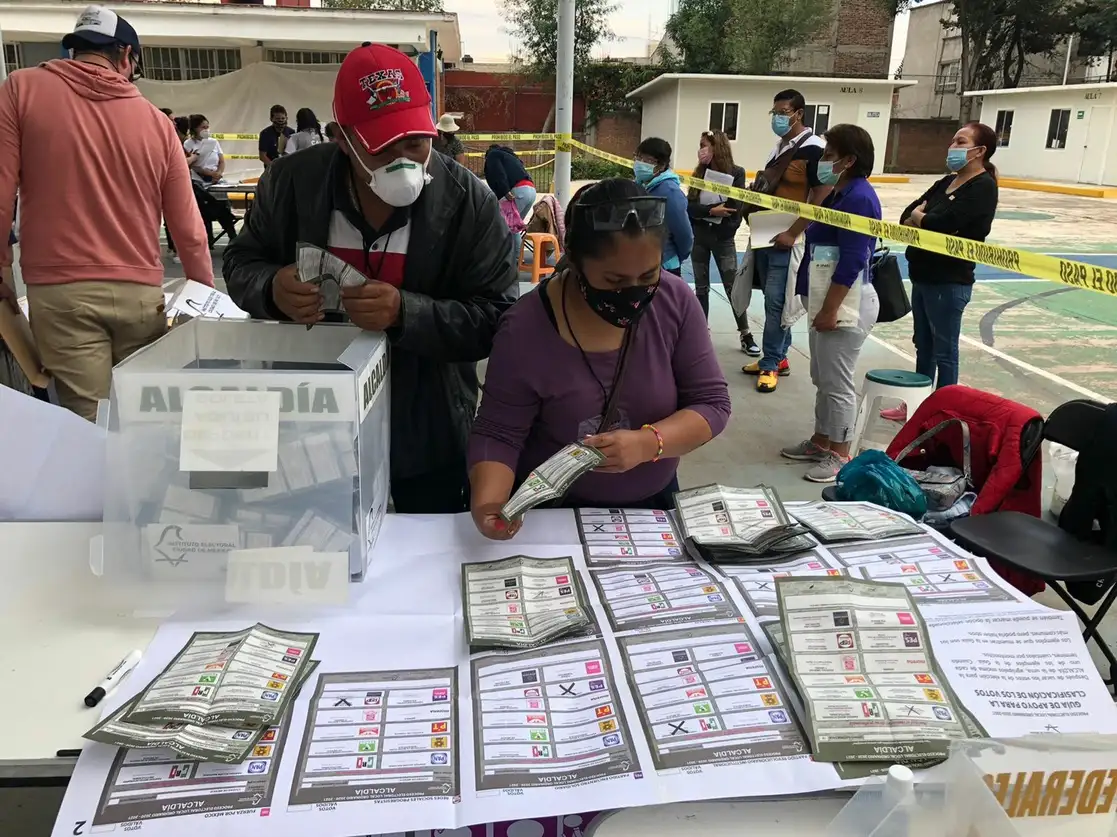 Inicia conteo de votos en la casilla de la sección 4201 ubicada en avenida Comercio, número 43, en el pueblo Santa Cruz Xochitepec, entre Calle Xochitepec y calle Arboleda,de la alcaldía Xochimilco, ayer. Foto Luis Castillo
