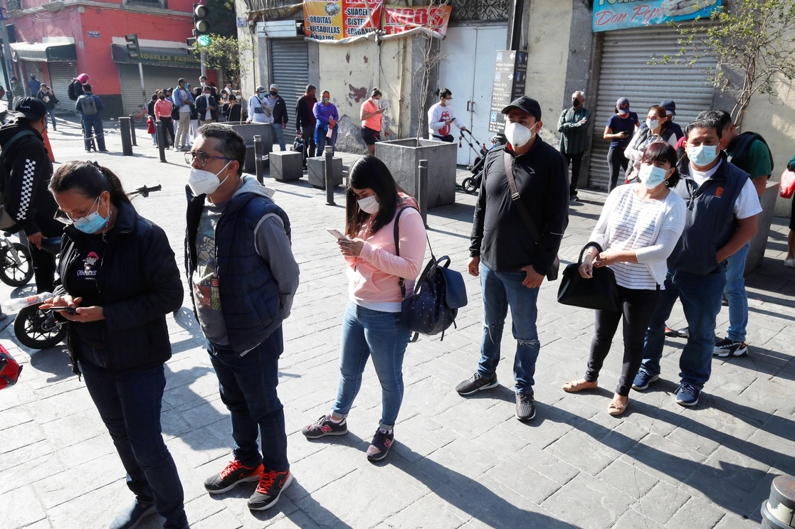 En la calle Guatemala, en el Centro Histórico, hubo gran afluencia en una casilla especial. Foto Cristina Rodríguez