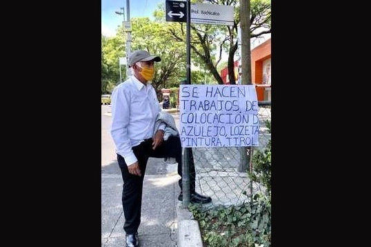 El señor Juan quedó sin empleo por la crisis y busca la manera de llevar sustento a su familia. Foto Luis Castillo