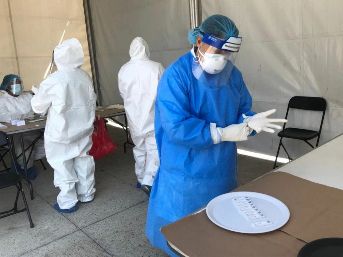 El personal médico que atiende directamente a paciente con Covid-19 serán el primer segmento de la población que se vacunará. En la imagen, un médico se dispone a analizar pruebas para realizar la detección del coronavirus. Foto Luis Castillo