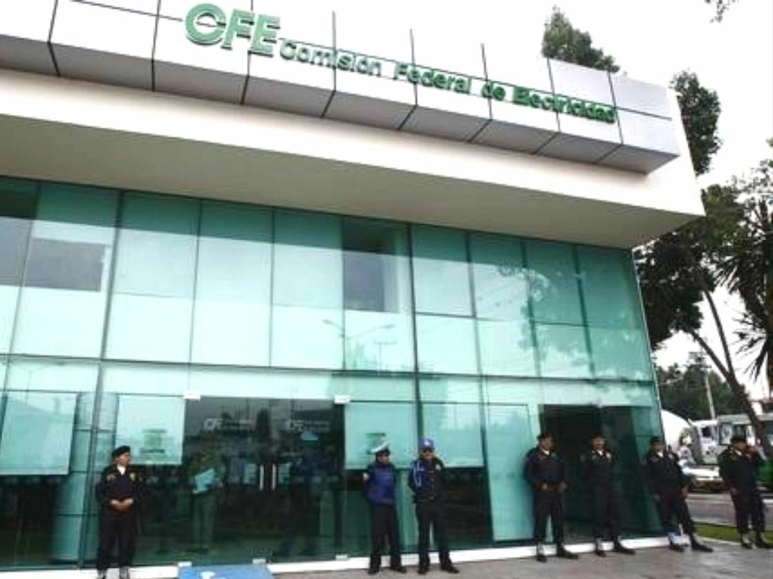 Policías resguardan instalaciones de la Comisión Federal de Electricidad. Foto Cristina Rodríguez / Archivo