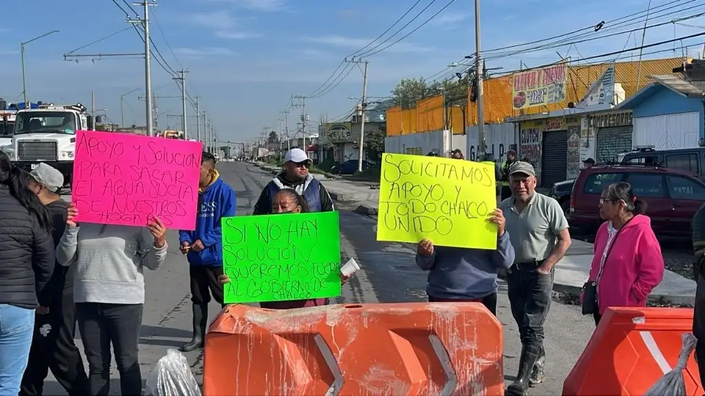 Vecinos decidieron cerrar la avenida Solidaridad en protesta por la falta de atención de las autoridades en la crisis de Chalco. Foto Daniel Ramón  