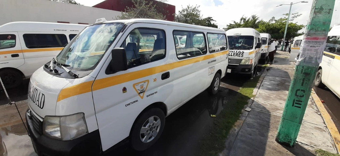 Conductores de entre 65 y 80 ‘combis’ en Chetumal, Quintana Roo, realizaron un paro de labores para exigir aumento de dos pesos en el costo del pasaje. Foto La Jornada
