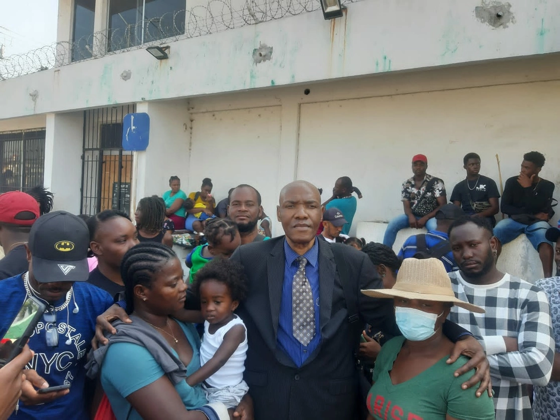 Metelus, de origen haitiano, señaló que este lunes se reunió con varios migrantes haitianos “con muchos problemas que están llorando porque no saben cuándo van a salir". Foto La Jornada 