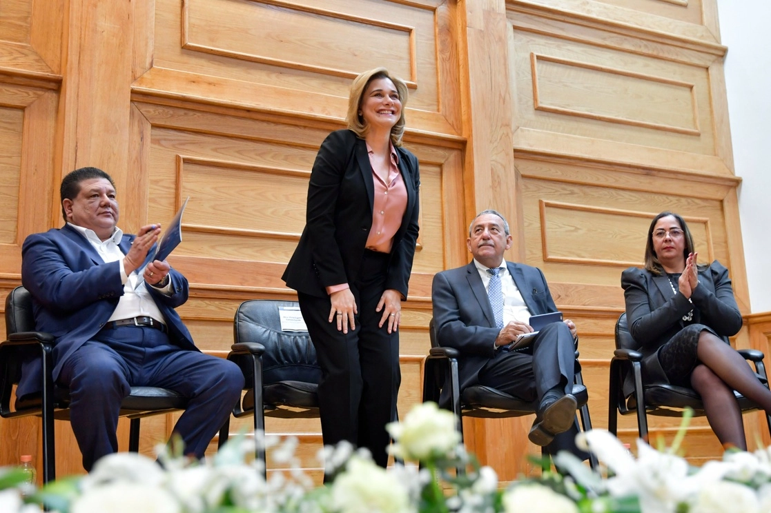 La gobernadora María Eugenia Campos encabezó la ceremonia de arranque de la tercera etapa del curso para la aplicación del Protocolo Estambul en la Fiscalía de Chihuahua. Foto tomada de la cuenta de Twitter @GobiernoEdoChih