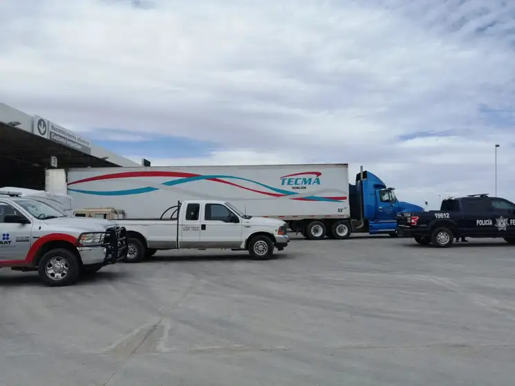 El vehículo intentó cruzar a EU por el puente internacional San Jerónimo-Santa Teresa, en Ciudad Juárez, Chihuahua. Foto Sedena