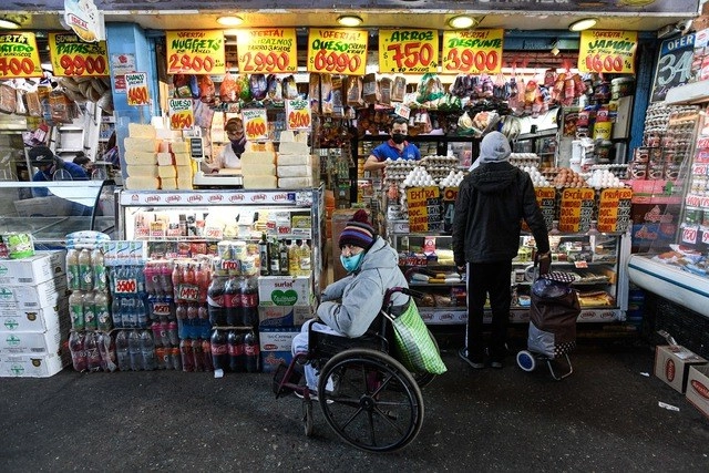 Clientes y dependientes usan cubrebocas en el mercado La Vega Central, en Santiago, Chile. Foto Xinhua