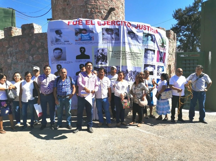 Familiares de desaparecidos exigen justicia para las víctimas de la "guerra sucia" en el estado de Guerrero, de 1969 a 1979. Foto Sergio Ocampo
