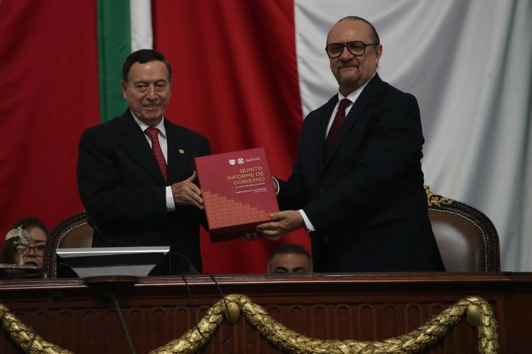 El secretario de Gobierno, Ricardo Ruiz Suárez (derecha), entregó al presidente de la mesa directiva del Congreso de la Ciudad de México, Fausto Zamorano, el quinto Informe de gobierno. Foto Yazmín Ortega Cortés




