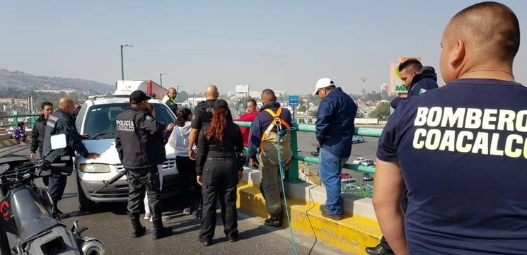 Policías municipales y servicios de emergencia evitaron el suicidio del hombre acusado del asesinato de una menor. Foto La Jornada