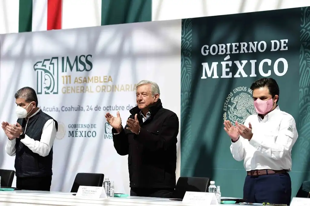 Miguel Riquelme Solís, gobernador de Coahuila, el presidente Andrés Manuel López Obrador y Zoé Robledo Aburto, director general del IMSS, en la 111 Asamblea General Ordinaria del IMSS en Ciudad Acuña, Coahuila. Foto cortesía Presidencia